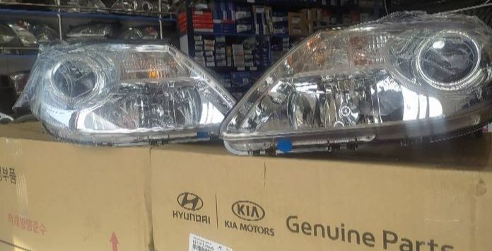 فروش چراغ جلوی سفید هیوندای IX55 در بازرگانی قطعات خودروی محسن عزیزی 